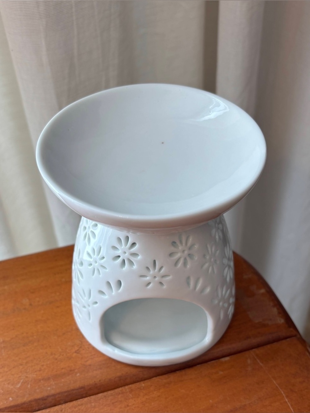 White Ceramic Tea Light Wax Melt / Oil Aroma Burner - Picture 6 of 9